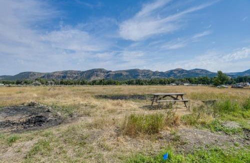 Ririe House | Ski & Soak: Gem 7 Mi to Kelly Canyon Ski Resort