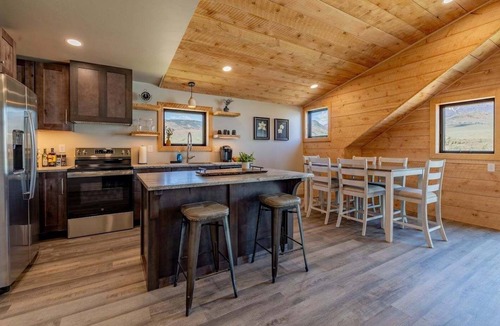 Wapiti Apartment | Sky VIew Retreat- located on the way to Yellowstone