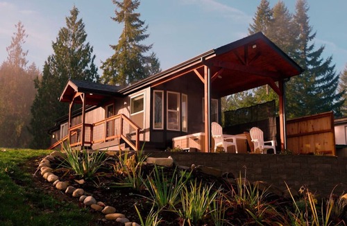 Monroe Cottage | Skyriver Escape Riverfront With Hot Tub