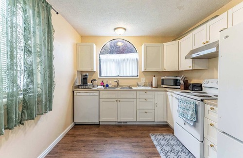South Salt Lake House | SLC 4BR for 9 - Fenced Yard & Mtn Views