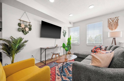 People's Freeway Condo | SLC - Airport - 2BR Townhome King BD - Garage
