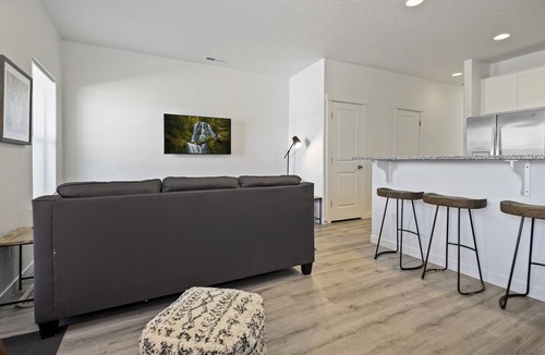 Nampa House | Sleek Sparkling Clean Townhome!