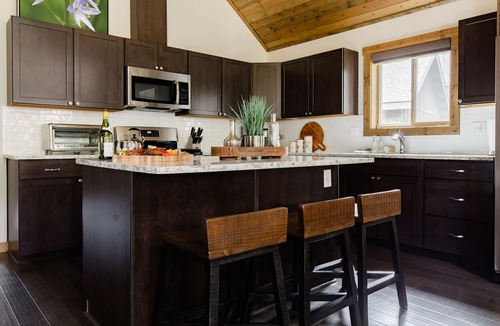 Ronald Cabin | Sleeps 11 across 3 bedrooms, every bed a real one. Hot tub, full kitchen, game room with 100 DVDs and Skee Ball, fast wifi, and a big fenced yard backed by pines. Five minutes to Roslyn and Lake Cle Elum. Forty-five minutes to Snoqualmie Pass.