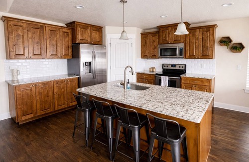 Vineyard House | Sleeps 16 Family Retreat Near BYU and UVU Spacious 6BR Home,perfect for group