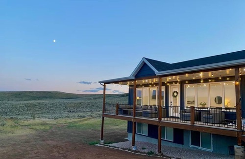 Sweetwater House | Sleeps 25+, Game Room, Ideal Beach Pass, Private Hot tub, BBQ Grill