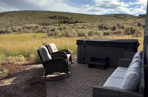 Sweetwater House | Sleeps 25+, Game Room, Ideal Beach Pass, Private Hot tub, BBQ Grill