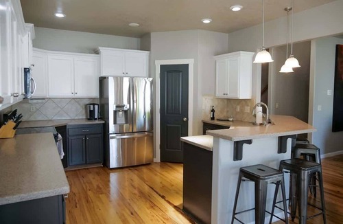 Meridian House | Sleeps 25 | Theater Room | Near Roaring Springs | Large Meridian Home