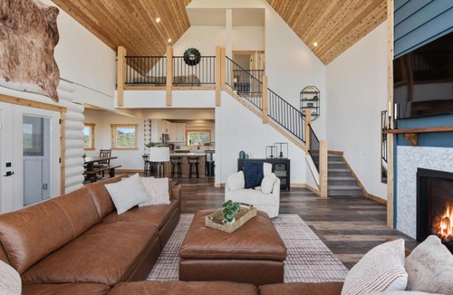 Sweetwater House | Sleeps 28, Hot Tub, Ideal Beach Access, 5000 sqft