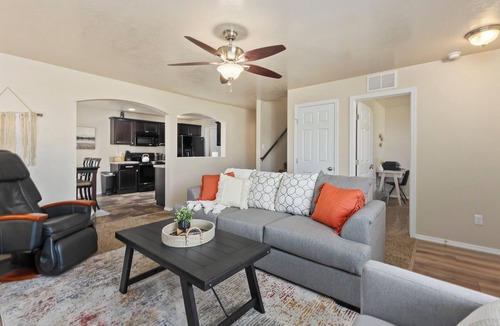 Meridian House | Sleeps 9, Pet Friendly, Workspace, Easy Access to Dining and Shops