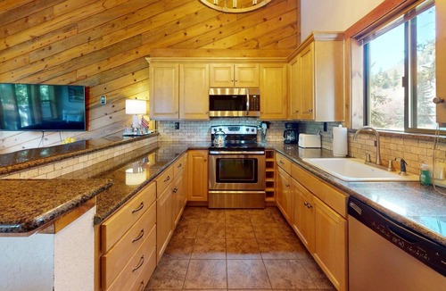 Warm Springs Condo | Smokey Plaza Condo 1 - Cozy Mountain Abode with Scenic View