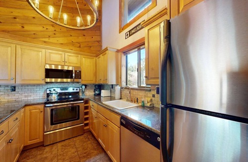 Warm Springs Condo | Smokey Plaza Condo 1 - Cozy Mountain Abode with Scenic View