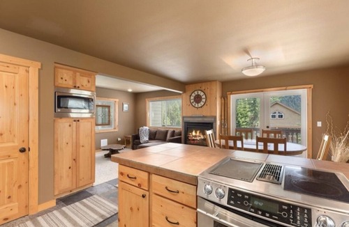 Snoqualmie Pass Ski Chalet | Snoqualmie Pass Cabin Walking Distance to Lifts
