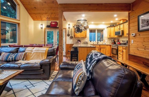 Glacier House | Snowline Lodge: Sauna, Hot Tub & 4 Kings