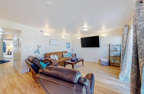 Polson House | Soft Sunsets & Still Water at Flathead Condo