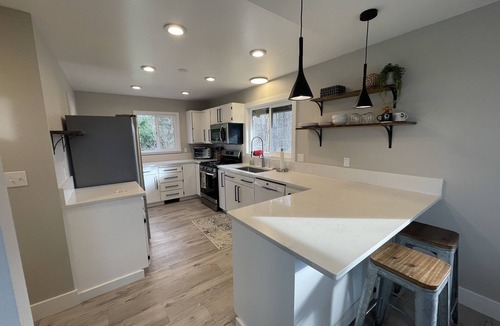 Mount Vernon Cabin | South Skagit Sahale Chalet with views 8 minutes from downtown