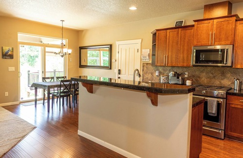 Starcrest House | Spacious 3-bedroom house in Tranquil area with hotub, large deck, and gym
