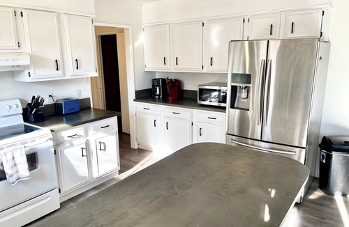 Billings House | Spacious 5 bed/3 bath home with backyard