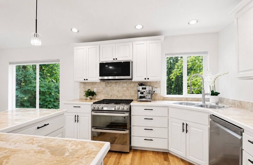Inglewood House | Spacious 5-bedroom house in perfect Sammamish with AC and fitness room