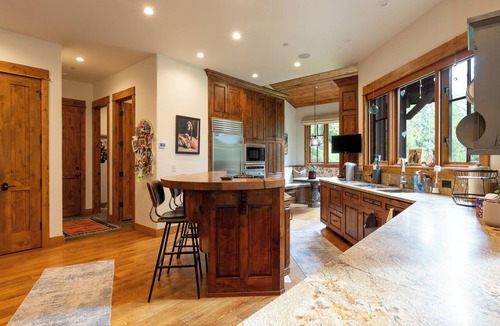 Spanish Peaks House | Spacious 5-bedroom house with private access to Ousel falls trail!