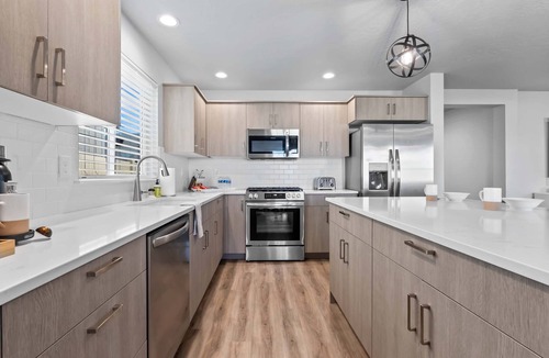 Meridian House | Spacious 5BR - Gamer Room - Hot Tub & Pool Access