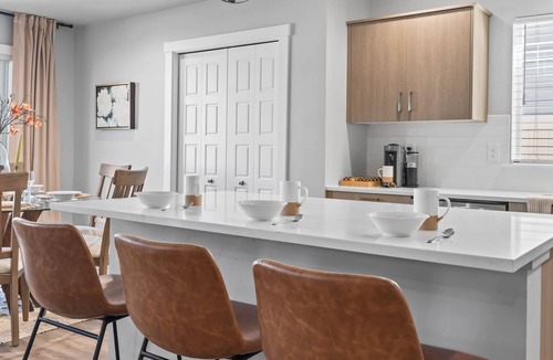 Meridian House | Spacious 5BR - Gamer Room - Hot Tub & Pool Access