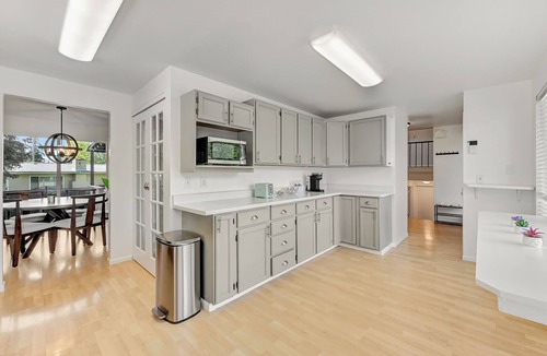 Renton House | Spacious 5BR Retreat w/Sunshine & Lush Green near Bellevue, Seattle and Airport