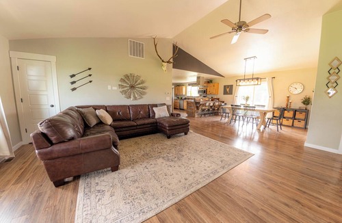 Livingston House | Spacious 6-BDRM AC+Gym+Hot Tub,Gorgeous Mountain View’s, Huge Yard in Livingston