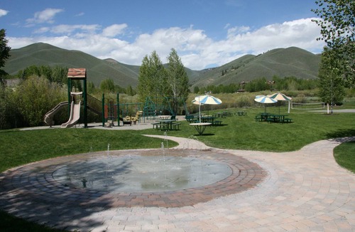 Sun Valley Condo | Spacious Elkhorn Condo Adjacent to the Harker Center Pool and Tennis Courts