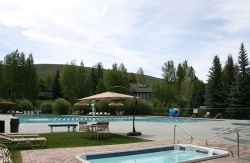 Sun Valley Condo | Spacious Elkhorn Condo Adjacent to the Harker Center Pool and Tennis Courts