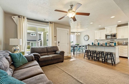 Garden City Villa | Spacious four bedroom townhome close to restaurants, shops, beaches, and the marina