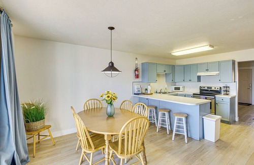 Harbor Village Apartment | Spacious Garden City Townhome w/Lake Views!