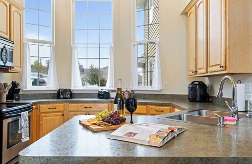 College Place House | SPACIOUS GOURMET KITCHEN WITH 2 KING ENSUITES, GAMES, CLOSE TO DOWNTOWN