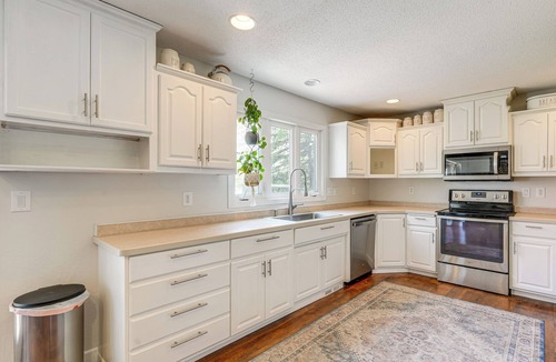 Moorhead House | Spacious Home: Private Deck | 4 Mi to Dtwn Fargo