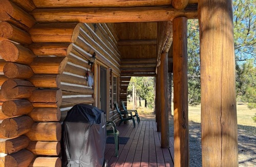 Darby Cabin | Spacious Log Cabin with Beautiful Views - The Cottonwood cabin at the Alta Ranch