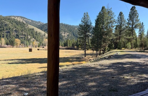 Darby Cabin | Spacious Log Cabin with Beautiful Views - The Cottonwood cabin at the Alta Ranch