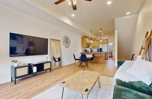 Hilltop House | Spacious & Luxe Condo: Best Mt. Rainier Views, Near Tacoma Convention Center