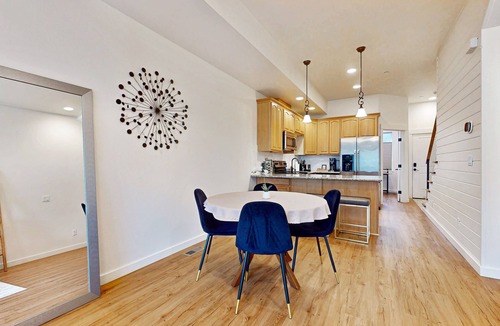 Hilltop House | Spacious & Luxe Condo: Best Mt. Rainier Views, Near Tacoma Convention Center