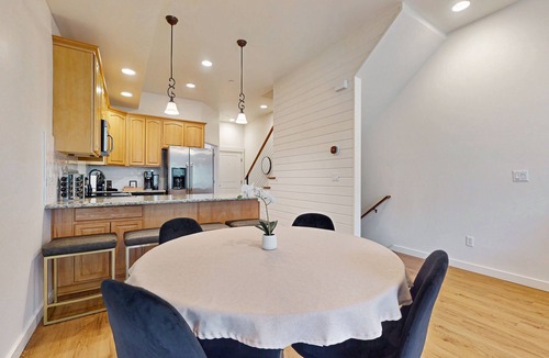 Hilltop House | Spacious & Luxe Condo: Best Mt. Rainier Views, Near Tacoma Convention Center