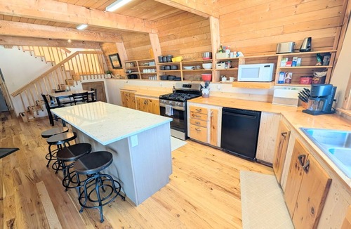 Lazy Acres Cabin | Spacious Mountain Cabin- 8 min. to Yellowstone Nat. Park. Beautiful Views.