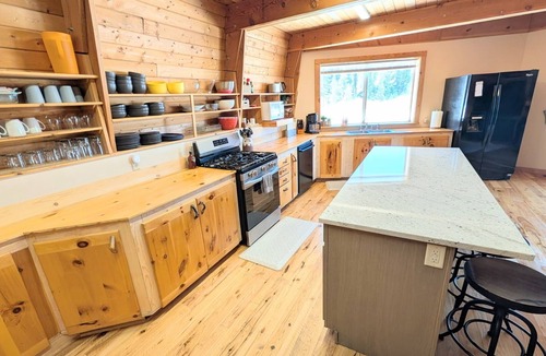 Lazy Acres Cabin | Spacious Mountain Cabin- 8 min. to Yellowstone Nat. Park. Beautiful Views.