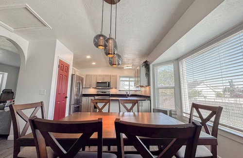 Kearns House | Spacious Newly Renovated 5-bedroom house with WiFi/AC for Large Family