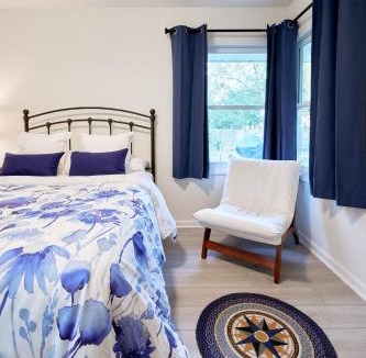 Sheridan House | Spacious Retreat Fenced Yard & Patio Walk Downtown