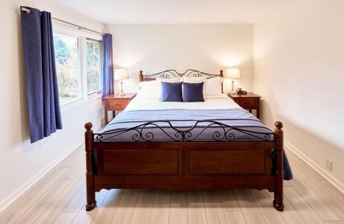 Sheridan House | Spacious Retreat Fenced Yard & Patio Walk Downtown