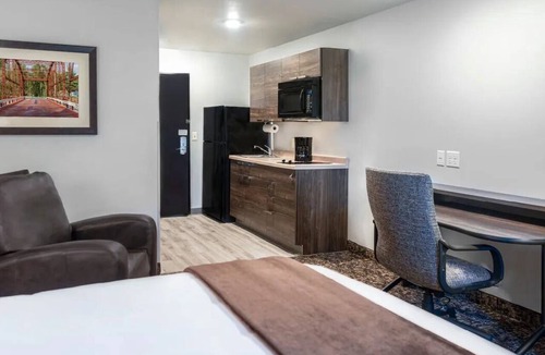 Idaho Falls Hotel | Spacious Room with Kitchen and Amenities Near Mountain America, Pet-Friendly