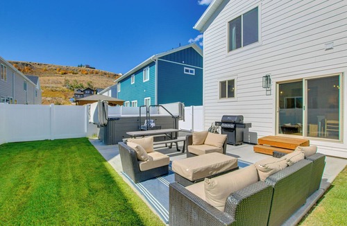 Garden City Cottage | Spacious Utah Home w/Hot Tub < 1 Mi to Bear Lake!