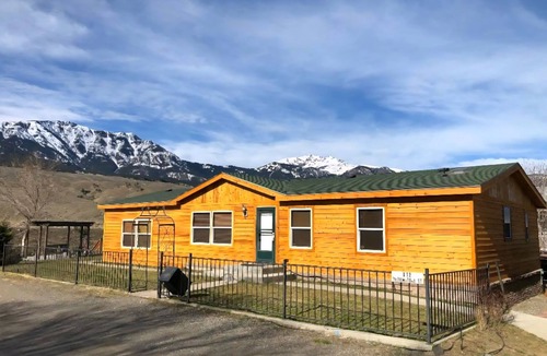 Gardiner House | Spectacular home on the river with view of Yellowstone National Park