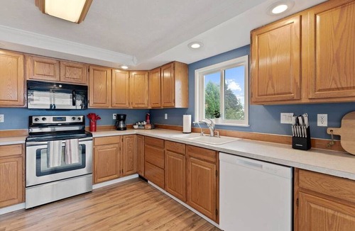 Spokane House | Spokane retreat with hot tub + theater room—sleeps 8! Pets OK