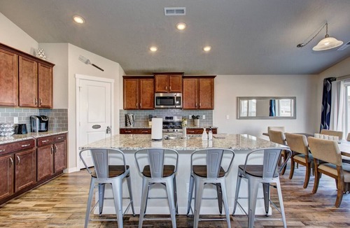 Star House | Star Family Home | King Bed | 5 TVs | Walkable to Downtown and Albertsons