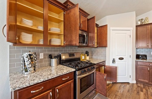 Star House | Star Family Home | King Bed | 5 TVs | Walkable to Downtown and Albertsons