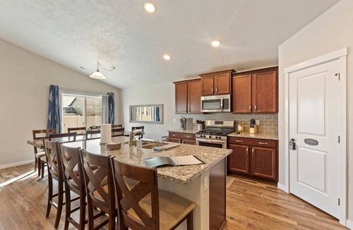 Star House | Star Family Home | King Bed | 5 TVs | Walkable to Downtown and Albertsons